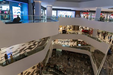 Taşkent, Özbekistan, 18 Ağustos 2025: Yürüyen ve yürüyen merdivenli modern bir alışveriş merkezinin iç görünümü