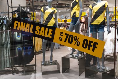 Taşkent, Özbekistan, 18 Ağustos 2025: Parlak bir giyim mağazasının iç kesiminde saman şapkalı mankenler üzerindeki şık kadınlar yaz kıyafetleri, mevsimlik moda eğilimleri ve perakende satış eğilimleri