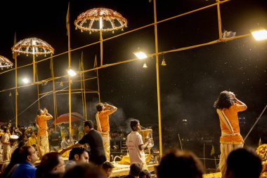 Ganga Arti 'nin Varanasi veya Benaras' taki Ganga nehrinin kıyısındaki Dashwamedh Ghat 'taki günlük ritüeli. Bu Arti her akşam 4-5 rahip tarafından sahneleniyor.