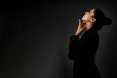 Klasik siyah takım elbiseli uzun boylu bir kadın modelin çarpıcı bir solo görüntüsü. Gösterişli çizgiler ve cilalı görünüş, resmi monokrom giyiminin zarafetini, güzelliğini ve çok yönlülüğünü vurguluyor. Uzun ve çarpıcı bir kadın modeli şık bir siyah takım elbise içinde poz veriyor. Şey...
