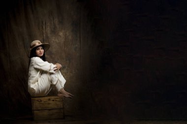 Göz kamaştırıcı bir kadın model el değmemiş beyaz keten gömlek ve pantolon içinde zarafet sergiliyor. Göz kamaştırıcı bir kadın, kendinden emin bir şekilde poz veriyor. Güzel bir kadın mankeni, güzel bir güzellik, sofistike ve stil. 