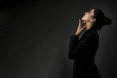 Klasik siyah takım elbiseli uzun boylu bir kadın modelin çarpıcı bir solo görüntüsü. Gösterişli çizgiler ve cilalı görünüş, resmi monokrom giyiminin zarafetini, güzelliğini ve çok yönlülüğünü vurguluyor. Uzun ve çarpıcı bir kadın modeli şık bir siyah takım elbise içinde poz veriyor. Şey...