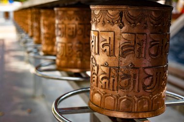 Geleneksel Tibet dua çarkı. Karmaşık altın tasarımı ve antik yazısıyla ruhaniliği ve inancı sembolize ediyor. Dua çarkı, Tibet Budizmi, meditasyon ve dini bağlılığın güçlü bir simgesidir.. 