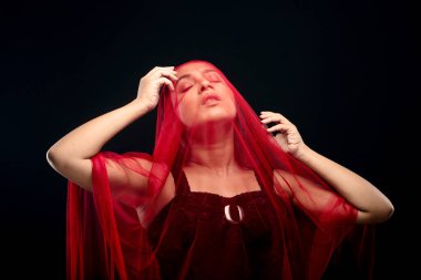 Yüzü kırmızı peçeyle kaplı güzel bir kadın manken..