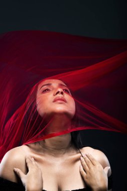 Yüzü kırmızı peçeyle kaplı güzel bir kadın manken..