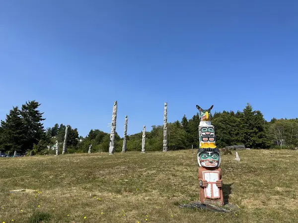 Namgis First Nation Totem direkleri, Namgis Mezarlığı, Alert Körfezi Köyü, Karabatak Adası, Britanya Kolumbiyası. Kanada