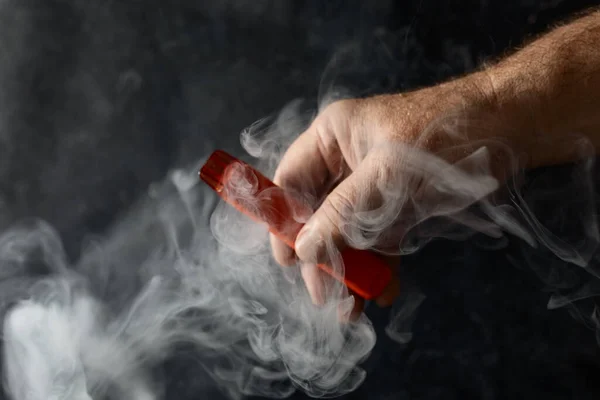 Cigarro Eletrônico Descartável Mão Homem Fundo Escuro Com Fumaça Redor Fotos De Bancos De Imagens Sem Royalties