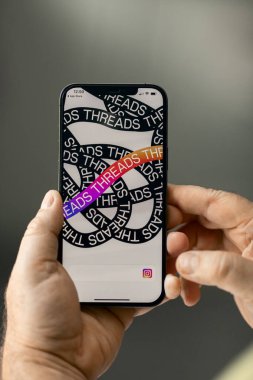 Almaty, Kazakistan, Temmuz 09, 2023: İplik uygulama logosu cep telefonu ekranında görünür. Meta Platformlarından gelen yeni uygulama Twitter 'a bir rakip