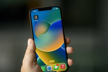 Almaty, Kazakistan, Temmuz 09, 2023: İplik uygulama logosu cep telefonu ekranında görünür. Meta Platformlarından gelen yeni uygulama Twitter 'a bir rakip
