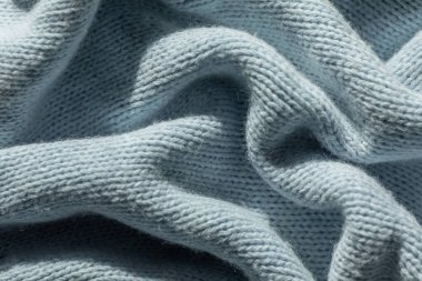 Örgü kumaşın dokusu açık mavi renkte.