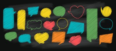 Konuşma baloncukları siyah tahtada çok renkli tebeşirler. Metin için bulut, boş geometrik şekiller, sohbet kutusu, mesaj kutusu. İzole edilmiş boş çizimler. Vektör illüstrasyonu
