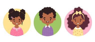 3 çocuk. Şirin, mutlu Afrikalı Amerikalı kıvırcık kızlar ve oğlan. Ayrı etnik çocukların parlak portreleri. Düz biçimli vektör illüstrasyonu
