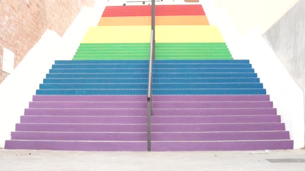 通りのカラフルな虹の階段 概念抽象的隠喩Lgtbq 高品質のフルHd映像 — ストック動画