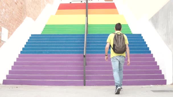若い男はカラフルな階段を歩いてください 通りに虹の階段を登る 概念抽象的隠喩Lgtbq 高品質のフルHd映像 — ストック動画