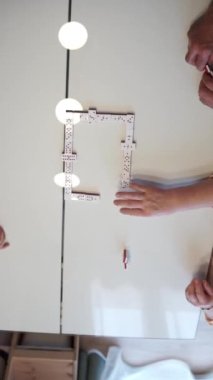 Domino taşlarını yerleştiren tanınmamış insanların elleri. Masa oyunu dominoları. Yüksek kaliteli görüntüler