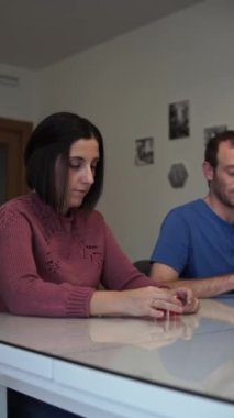Beyaz, doğal güzellikteki genç bir kadın güverteye domino taşı koyuyor. Domino, aile ve arkadaşların eğlenmesi için oynanan antik bir fayans oyunudur. Yüksek kaliteli görüntüler