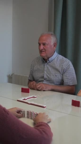 Vieil Homme Qui Joue Aux Dominos Parle Rit Avec Insistance — Video