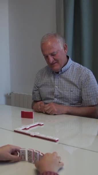 Homem Sênior Jogando Dominó Olha Para Câmera Domino Antigo Jogo — Vídeo de Stock