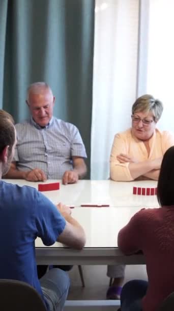 Groep Van Verschillende Mensen Van Alle Leeftijden Geslachten Spelen Dominostenen — Stockvideo