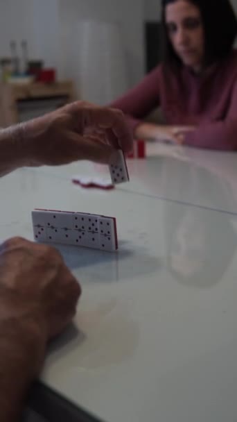 Руки Старшего Человека Помещающего Плитку Домино Доску Играют Против Молодой — стоковое видео