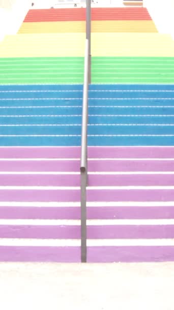 Νεαρός Που Ανεβαίνει Τις Πολύχρωμες Σκάλες Αναρρίχηση Αύξουσα Rainbow Σκάλα — Αρχείο Βίντεο