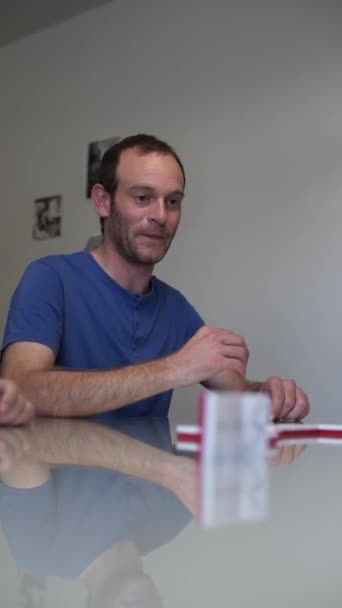 Mladý Běloch Dává Palubu Domino Dlaždice Interiéru Lidé Hrají Domino — Stock video