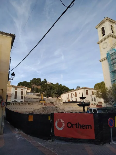 スペインのIbi 2022年11月4日 再建中のプラザ イグレシア Transfigacion Del Senor 町の教会の隣にある歴史的中心広場 — ストック写真