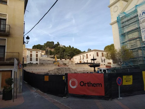 Ibi, İspanya - 4 Kasım 2022. Plaza de la Iglesia de la Transfigacion del Senor yeniden yapılanma aşamasında. Kasabanın kilisesinin yanındaki tarihi ana meydan..