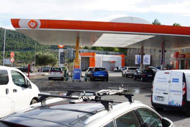 Alcoy, İspanya - 30 Aralık 2022 Yakıt yardımı sübvansiyonunun kaldırılması nedeniyle kalabalık bir benzin istasyonu