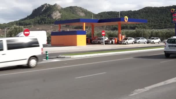 アルコール スペイン 2022年12月30日燃料ボーナス割引の廃止による混雑したガソリンスタンド — ストック動画