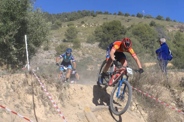 Ibi, İspanya - 5 Şubat 2023. Şehirdeki XCO CUP 'de dağ bisikleti sürücüsü