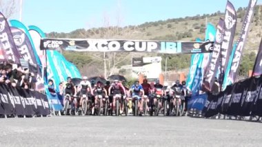 Ibi, İspanya - 5 Şubat 2023. Kentsel XCO CUP yarışının başlangıcı. Dağ bisikletçisi MTB yarışması. Yavaş çekim