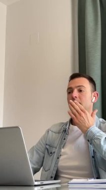 Bilgisayarın önünde buluşan adam birine oral seks öpücüğü gönderiyor. Online randevu, sohbet, flört. Dikey 4K beyaz. Yüksek kaliteli FullHD görüntüler