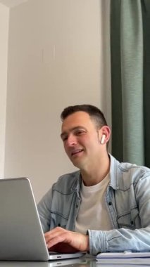Evde çalışan adam çok iyi diyor, evet, baş parmak yukarı, dikey 4K video. Yüksek kaliteli FullHD görüntüler