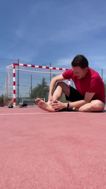 Vyvrtnutý Kotník Futsal Sportovní Zranění Muž Dotýká Nohy Bolestech Důsledku — Stock video