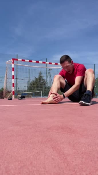 Hombre Mediana Edad Encuentra Campo Fútbol Con Pierna Lesionada Articulación — Vídeos de Stock