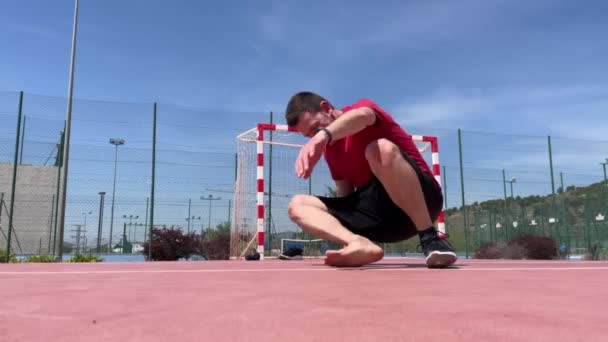 Knöchelverdrehung Futsal Verletzung Rüde Fällt Hin Und Berührt Den Fuß — Stockvideo