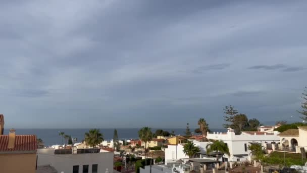 지역인 파라다이스 해변의 광경을 구름낀 날푸른 고품질 — 비디오