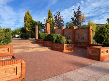 Ibi, İspanya - Mayıs 2023. PARC LES ORTES 'in ana girişi, terk edilmiş, kirli ve kırık merdivenler. Seçimlerden önce politikacılar tarafından terk edilmiş yarım yamalak Altyapı