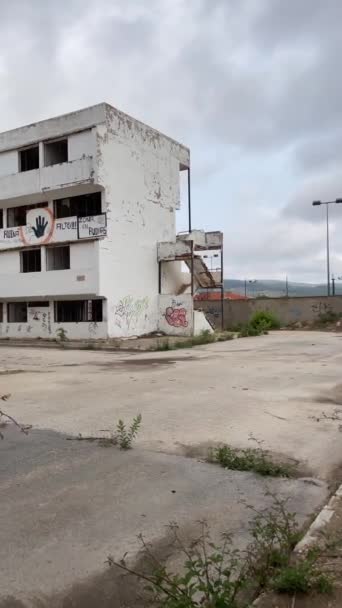 Ibi Spagna Maggio 2023 Denuncia Sociale Graffiti Attraverso Una Recinzione — Video Stock