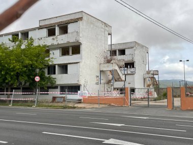 Ibi, İspanya - 22 Mayıs 2023. Kasaba öğretmenlerinin terk edilmiş eski evleri yıkıma hazır. Bulanık gün, dikey fotoğraf