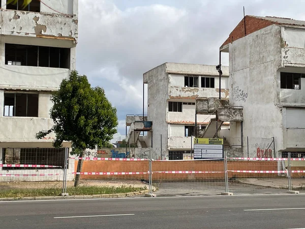 Ibi, İspanya - 22 Mayıs 2023. Kasaba öğretmenlerinin terk edilmiş eski evleri yıkıma hazır. Üst üste çekilmiş gün, yatay fotoğraf