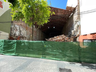 Ibi, Alicante, İspanya - Haziran 2023. Eski ROXY CINEMA binası yıkılıyor. Şehir planlama konsepti. Tarihsel miras. Yatay yüksek kalite fotoğraf