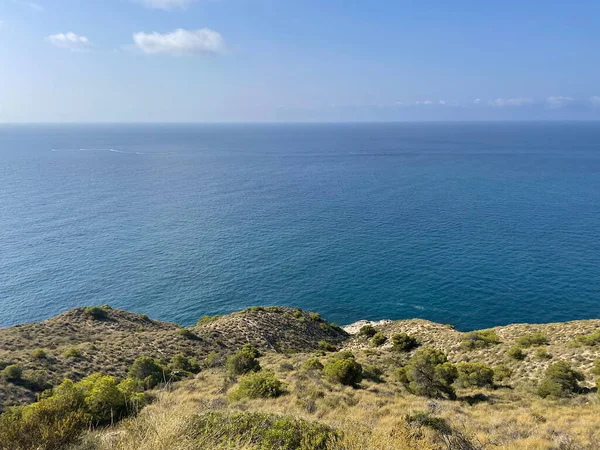 Uçurumun manzarası. Benidorm Sahili, Finestrat Körfezi ve Villajoyosa, Alicante arasında. Yaz tatili için. Seyahat konsepti. Yüksek kalite fotoğraf