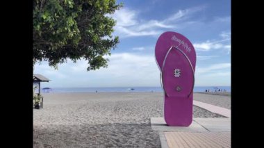 Pembe parmak arası terlik plaj duşu kuraklık yüzünden arızalı. Dikey tarama. Yüksek kalite 4k görüntü