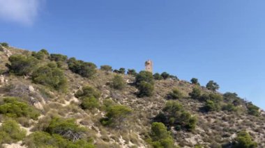 Torre Aguilo 'dan Benidorm plajına, gökdelen ve uçurumdan Finestrat körfezi manzarası. Yaz tatili için. Seyahat konsepti. Yüksek kalite 4k görüntü