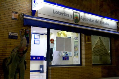 Ibi, İspanya - 5 Ocak 2022. Gece vakti bir piyango idaresinin aydınlatma kapısı. Aşırı miktarda piyango, kumar ve bahis, özellikle de Noel zamanı.