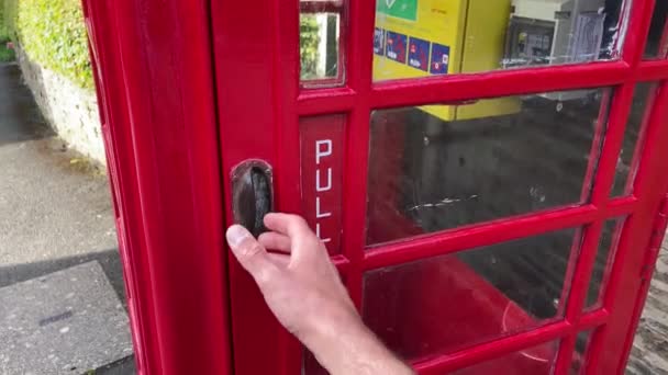 Mão Homem Abre Porta Uma Cabine Telefônica Vermelha Reino Unido — Vídeo de Stock
