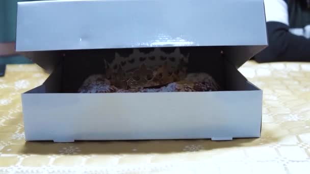 若い女性の手は スペインの典型的なロッコ レイエスを示すために箱を開けます エピファニーデーの伝統でスペインで食べられるパンキマオスポンジケーキで作られた典型的な甘さ 高品質のフルHd映像 — ストック動画