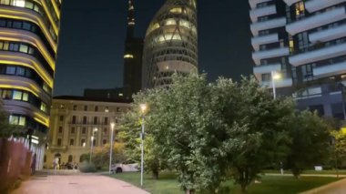 Milans Gece Gökdelenleri. Şehir merkezindeki muhteşem şehir manzarası binalardan gelen ışıklarla dolu. Yüksek kalite 4k görüntü